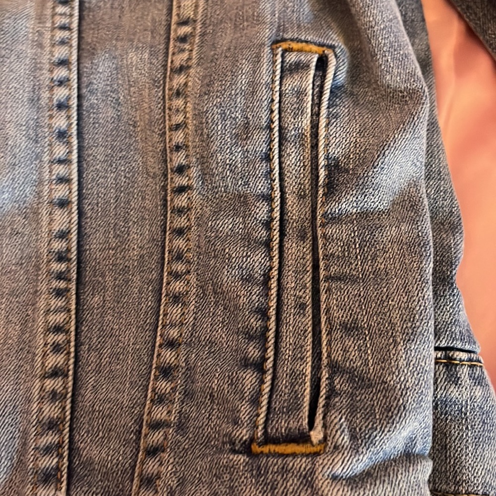 Sold! 💙👖Levi’s | Gorgeous jean jacket!🧥💙 - Picture 7 of 9